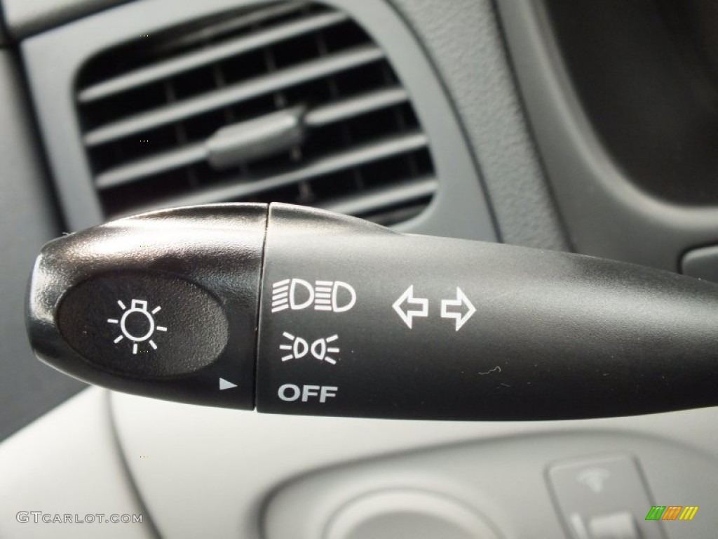 2009 Hyundai Accent GLS 4 Door Controls Photo #68709610