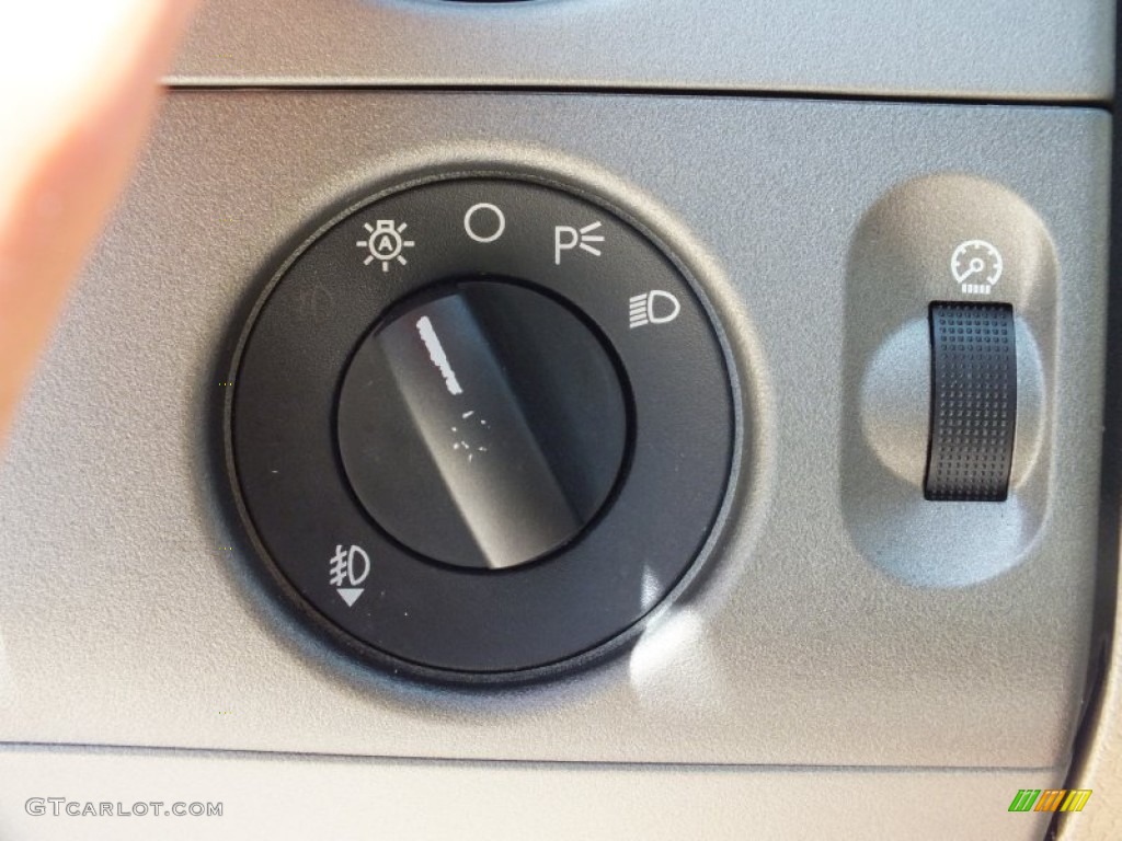 2007 Lincoln Mark LT SuperCrew Controls Photo #68711934