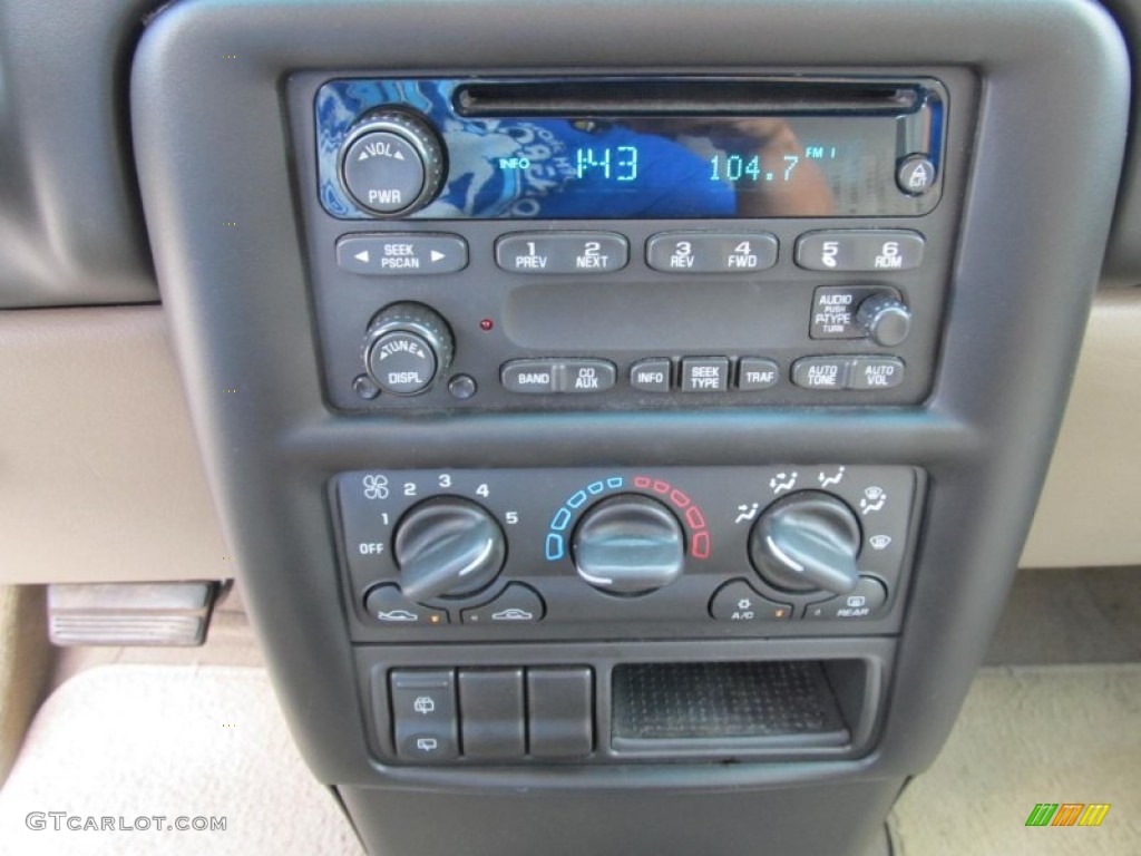2005 Chevrolet Venture LS Controls Photo #68718178