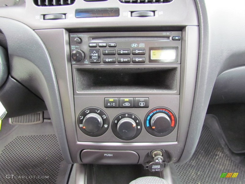 2005 Hyundai Elantra GLS Hatchback Controls Photos