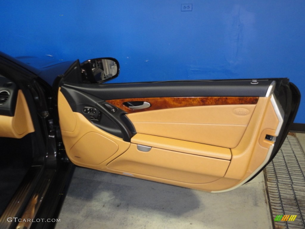 2011 Mercedes-Benz SL 550 Roadster Natural Beige Door Panel Photo #68747485