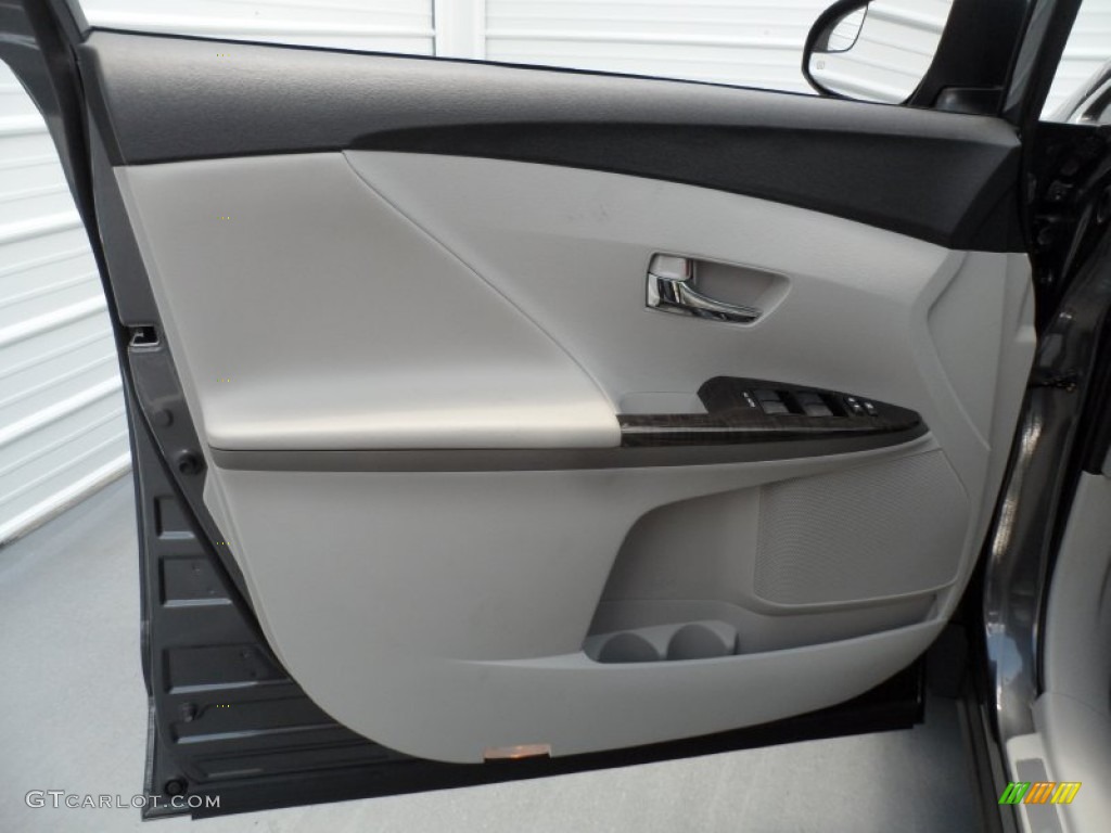2013 Toyota Venza LE Light Gray Door Panel Photo #68752291