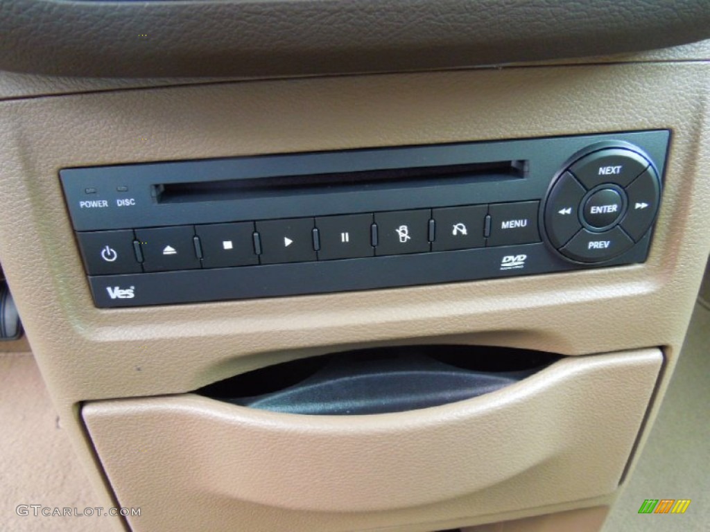 2012 Chrysler Town & Country Touring - L Controls Photo #68766373
