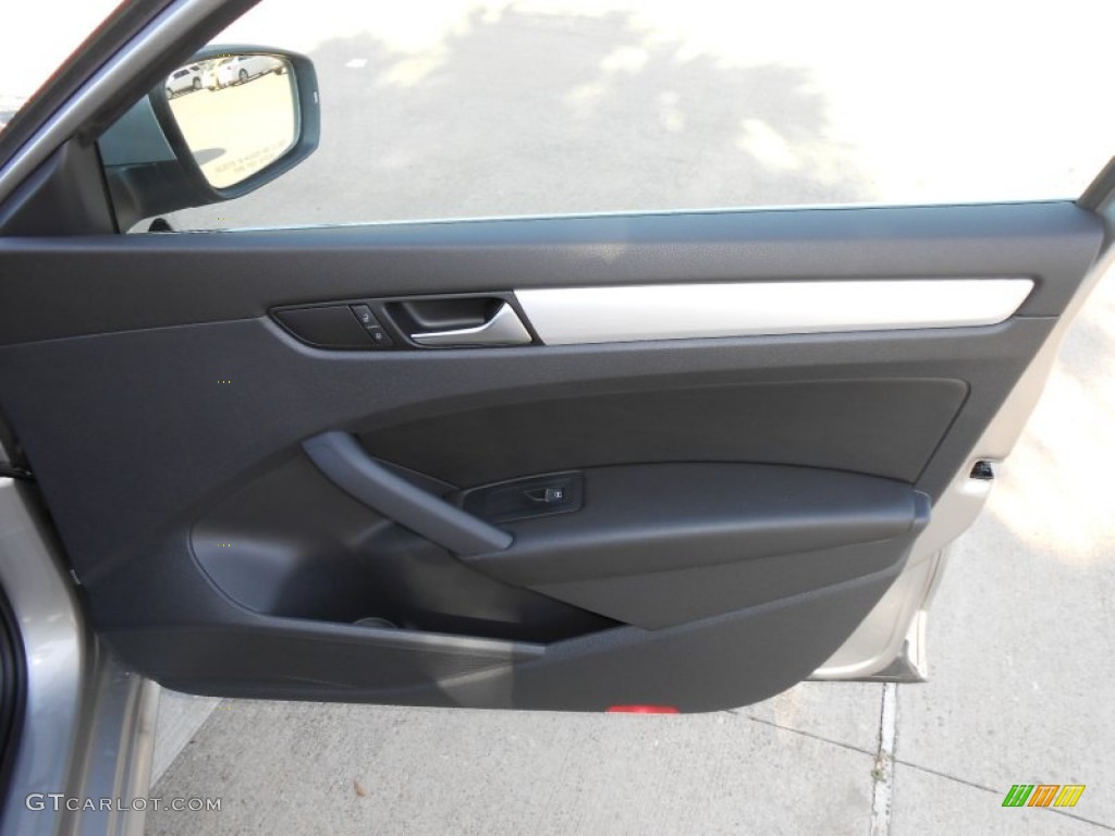 2013 Volkswagen Passat 2.5L SE Titan Black Door Panel Photo #68813876