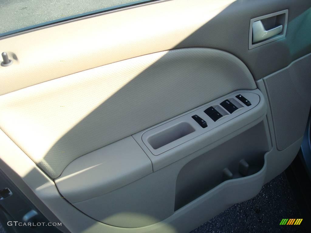 2005 Montego Luxury - Light Tundra Metallic / Pebble photo #11