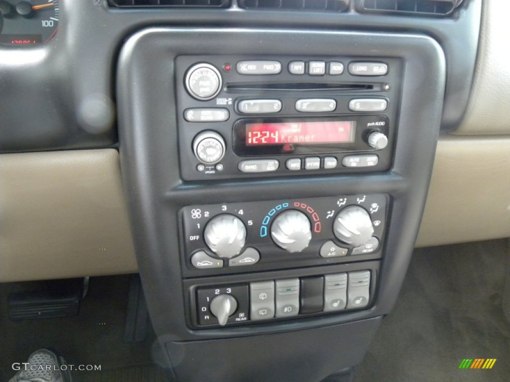 2004 Pontiac Montana AWD Controls Photo #68821013