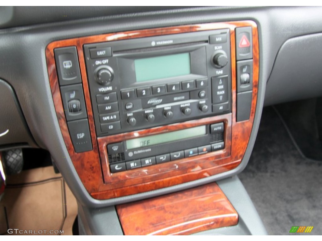 2004 Volkswagen Passat GLX 4Motion Wagon Controls Photo #68823563
