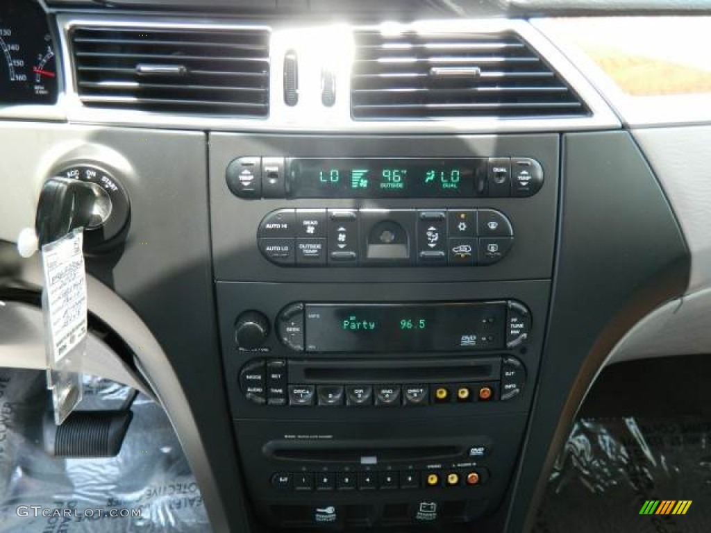 2008 Chrysler Pacifica Limited AWD Controls Photo #68850594