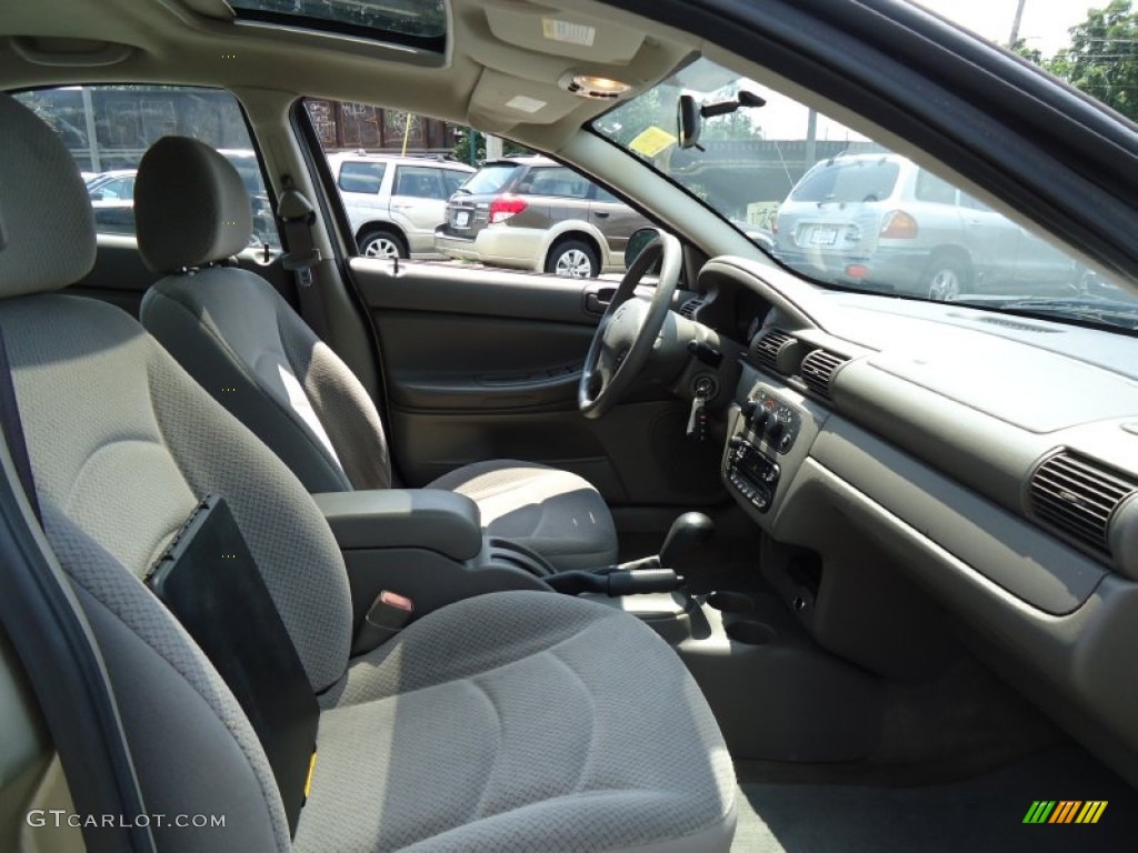 2004 Stratus SXT Sedan - Light Almond Pearl Metallic / Taupe photo #14