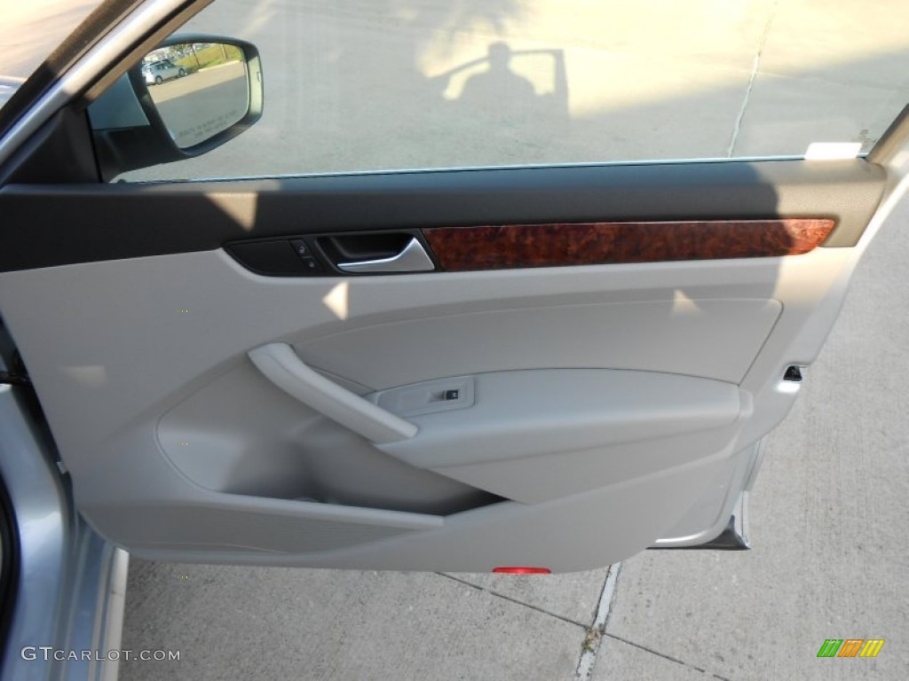 2013 Volkswagen Passat 2.5L SEL Moonrock Gray Door Panel Photo #68865582