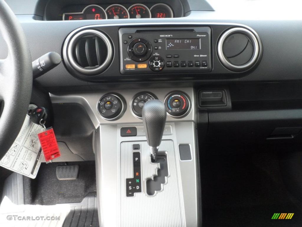 2012 Scion xB Standard xB Model Controls Photo #68869045