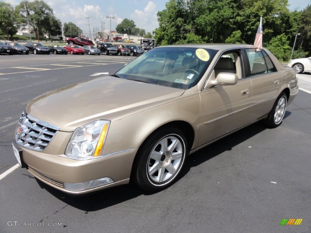Light Cashmere Metallic 2006 Cadillac DTS Standard DTS Model Exterior Photo #68872110