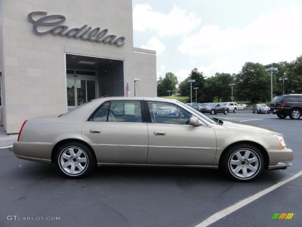 Light Cashmere Metallic 2006 Cadillac DTS Standard DTS Model Exterior Photo #68872162