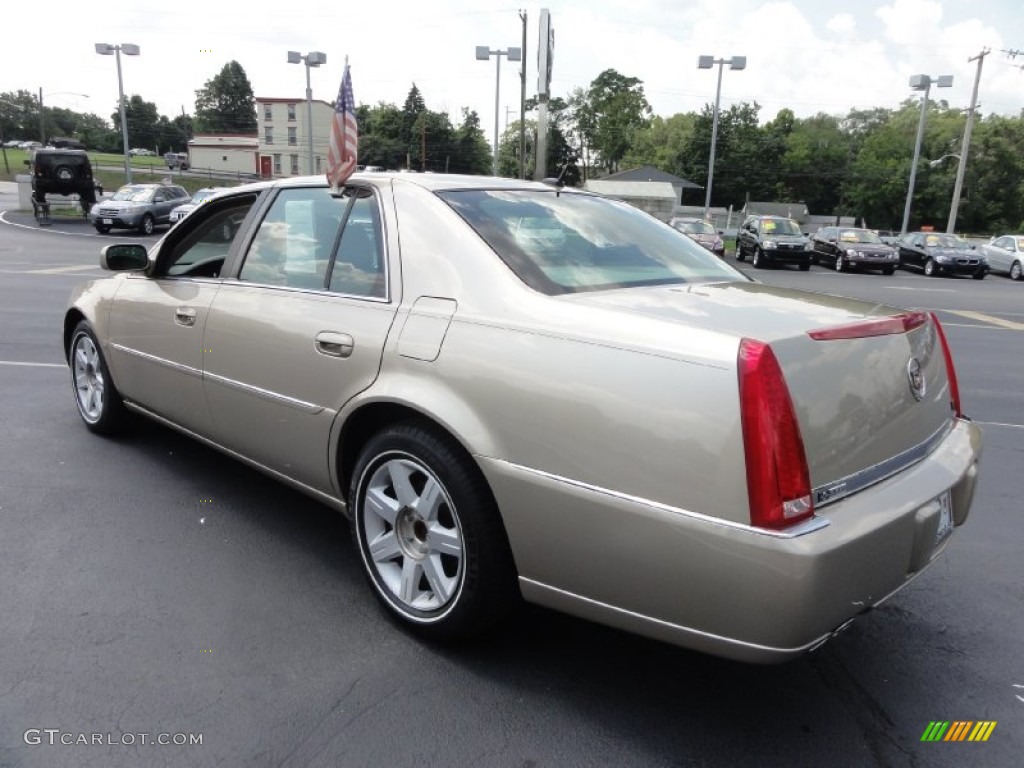 Light Cashmere Metallic 2006 Cadillac DTS Standard DTS Model Exterior Photo #68872188