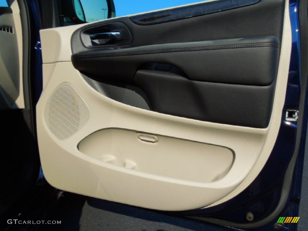 2012 Grand Caravan SXT - True Blue Pearl / Black/Light Graystone photo #25