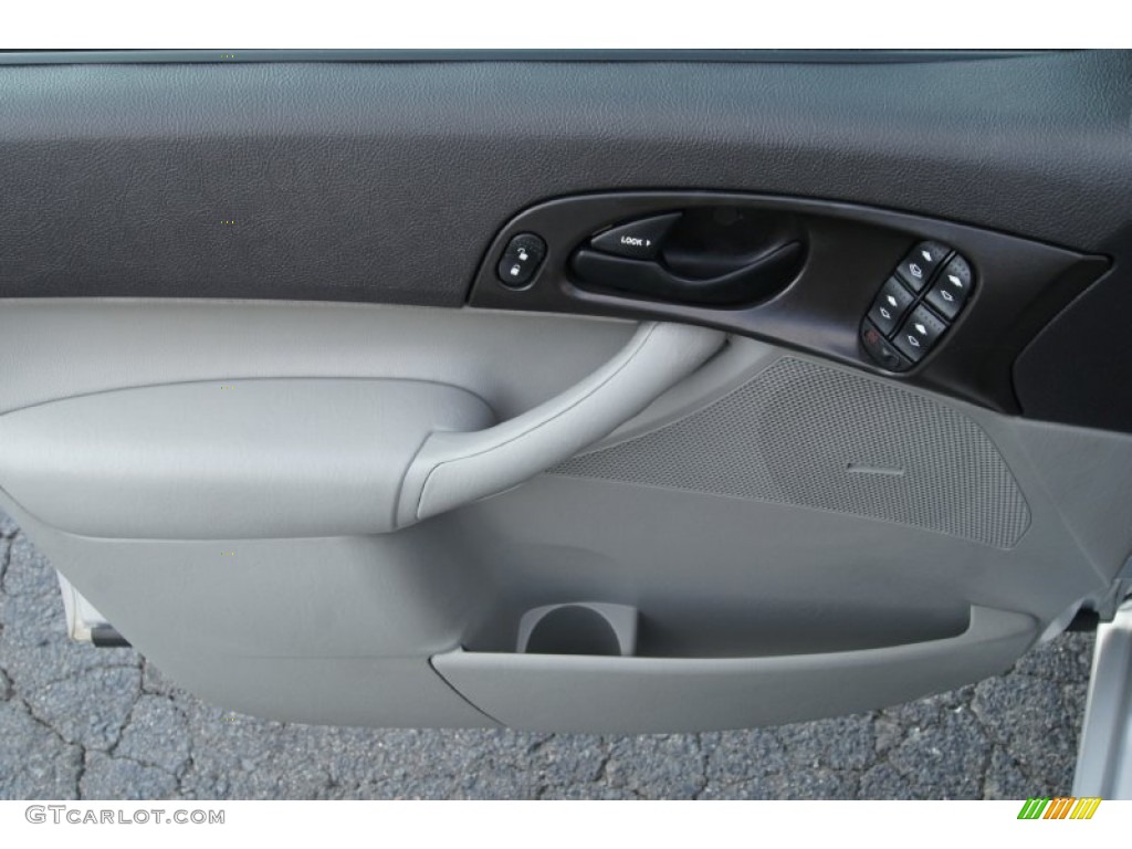 2007 Ford Focus ZXW SE Wagon Charcoal/Light Flint Door Panel Photo #68885904