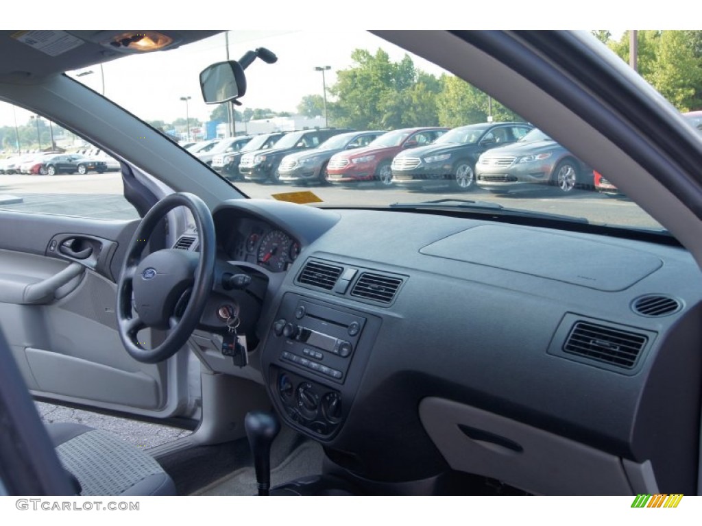 2007 Ford Focus ZXW SE Wagon Charcoal/Light Flint Dashboard Photo #68885940