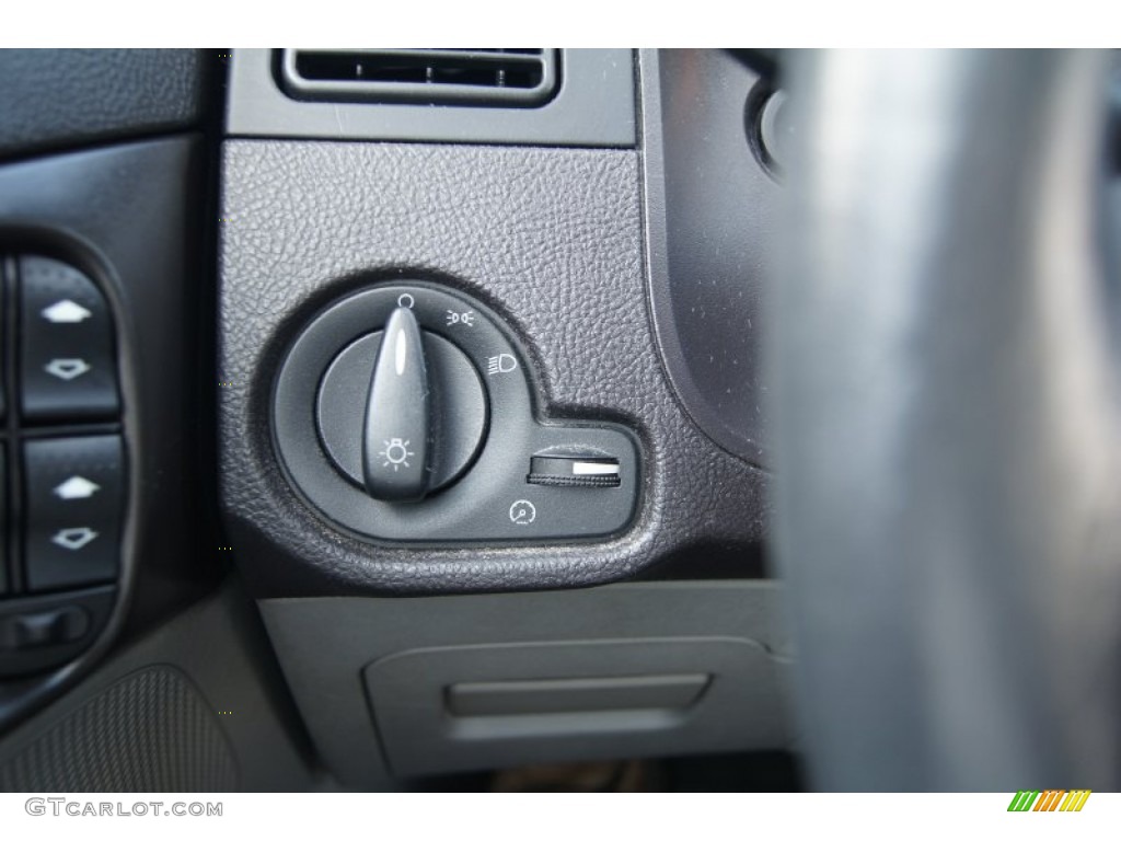 2007 Ford Focus ZXW SE Wagon Controls Photo #68885970