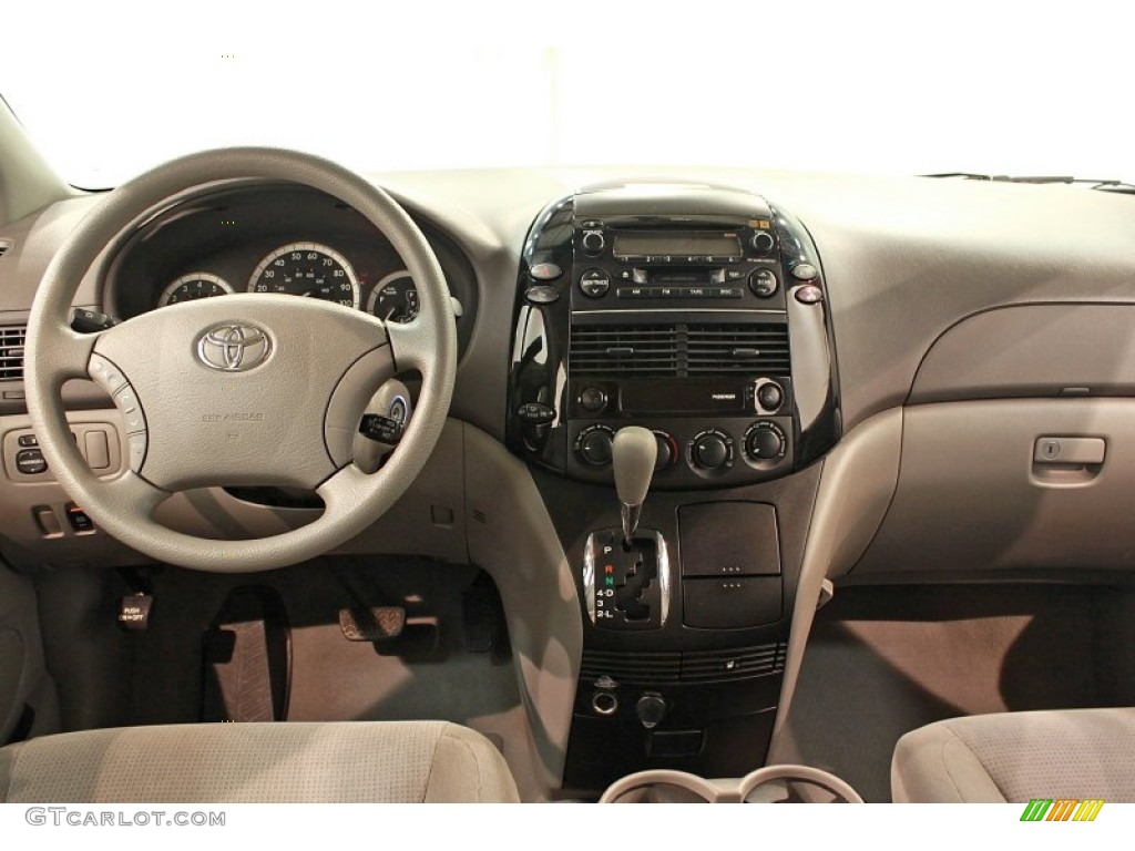 2004 Toyota Sienna LE Dashboard Photos