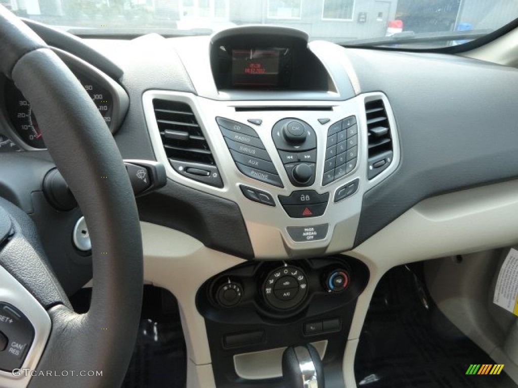 2013 Ford Fiesta SE Sedan Controls Photo #68887710
