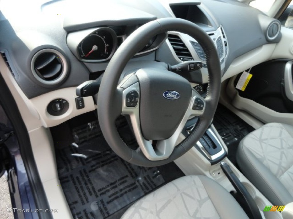 2013 Ford Fiesta SE Sedan Charcoal Black/Light Stone Steering Wheel Photo #68887716
