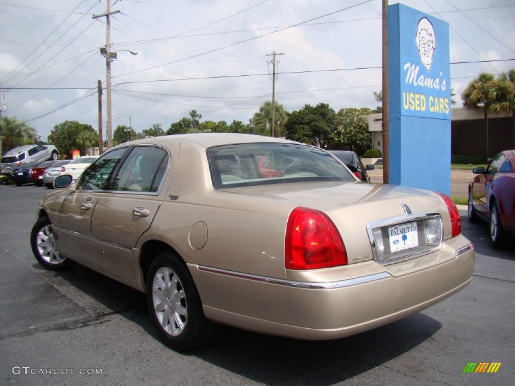 2011 Town Car Signature Limited - Light French Silk Metallic / Light Camel photo #27