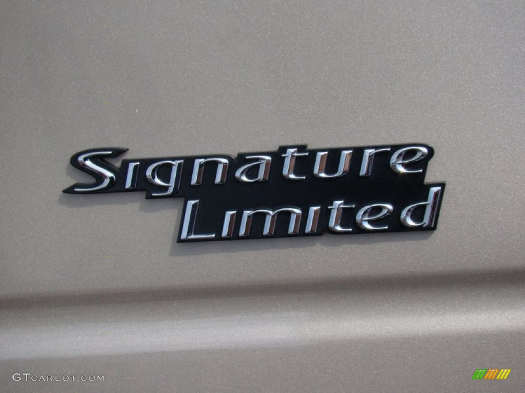 2011 Town Car Signature Limited - Light French Silk Metallic / Light Camel photo #29
