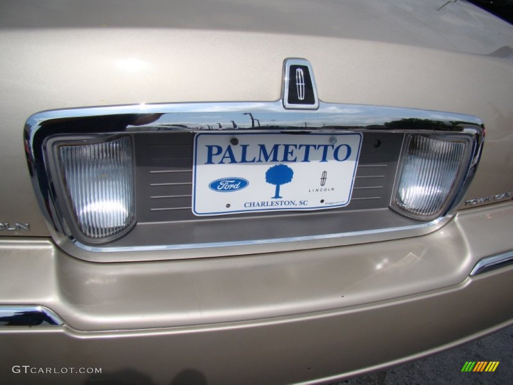 2011 Town Car Signature Limited - Light French Silk Metallic / Light Camel photo #32