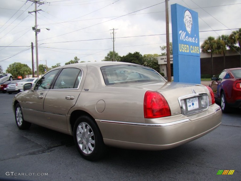 2011 Town Car Signature Limited - Light French Silk Metallic / Light Camel photo #6