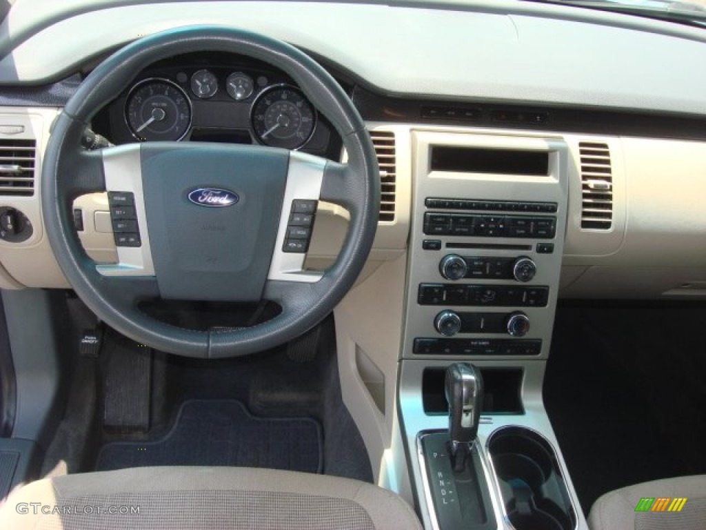 2009 Ford Flex SE Dashboard Photos