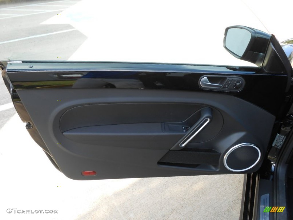 2013 Volkswagen Beetle 2.5L Titan Black Door Panel Photo #68922384