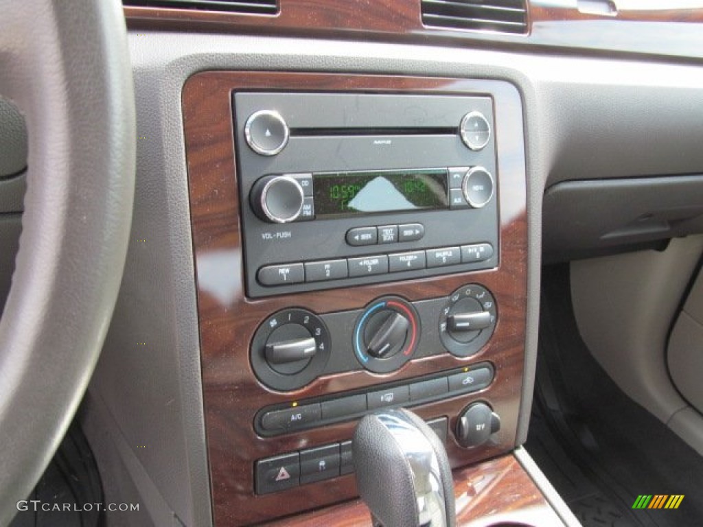 2009 Ford Taurus SE Controls Photos