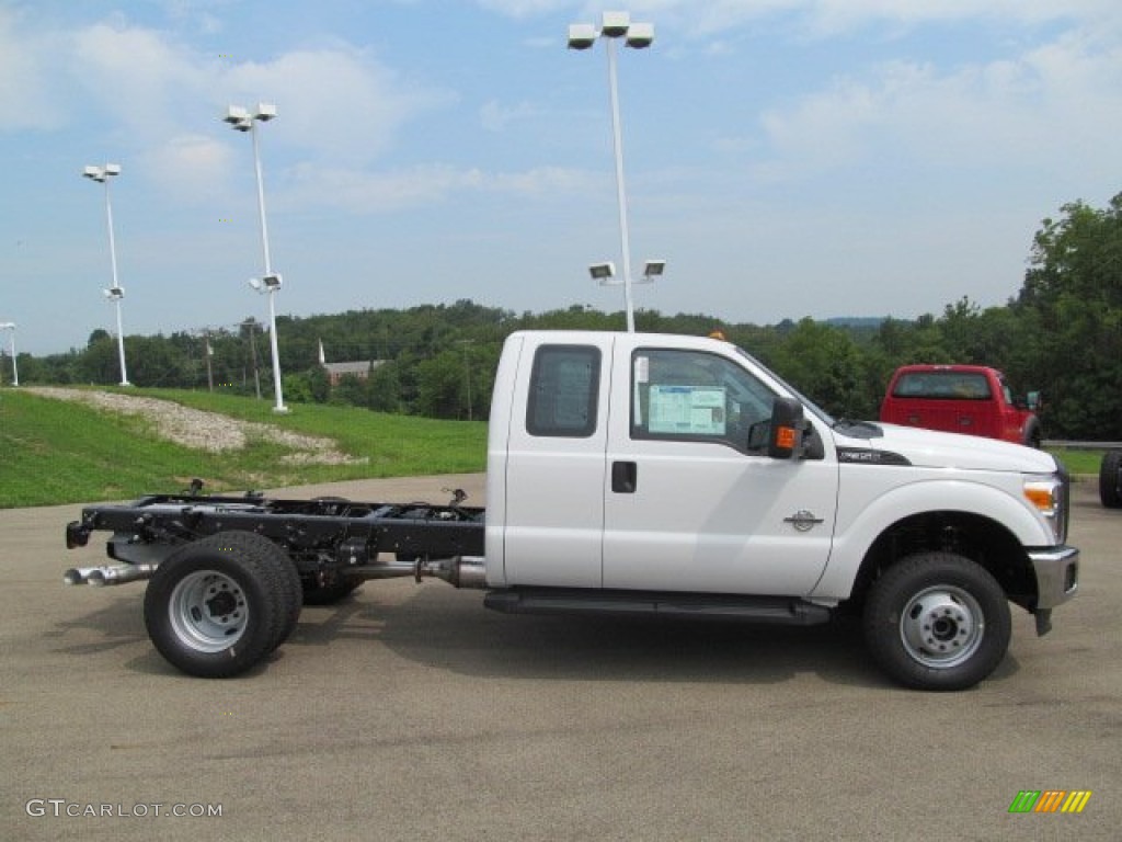 Oxford White 2012 Ford F350 Super Duty XL SuperCab 4x4 Dually Chassis Exterior Photo #68933253