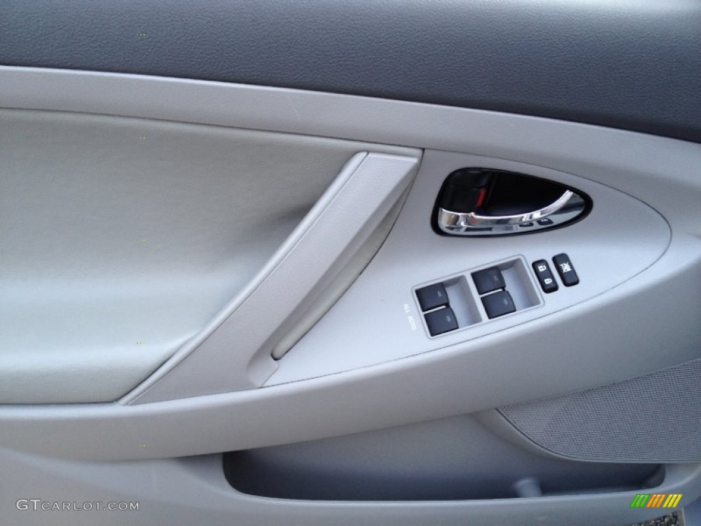 2010 Camry LE - Classic Silver Metallic / Ash Gray photo #10