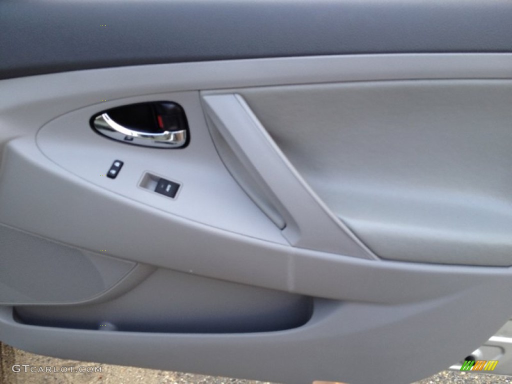 2010 Camry LE - Classic Silver Metallic / Ash Gray photo #24