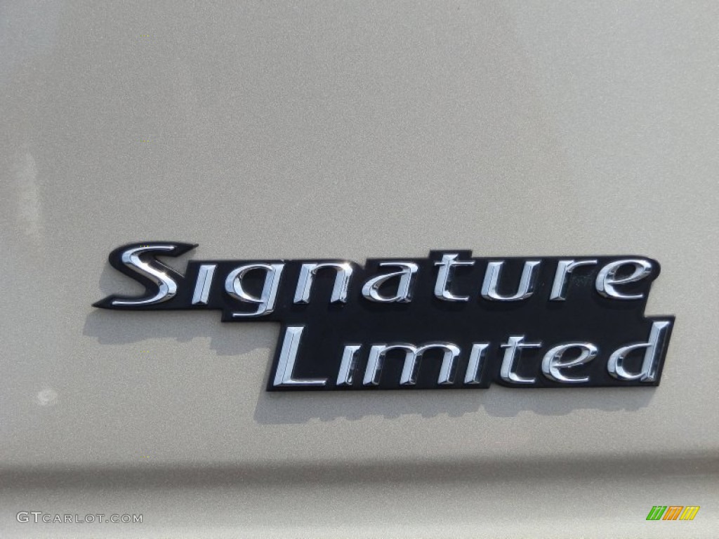 2011 Town Car Signature Limited - Light French Silk Metallic / Medium Light Stone photo #14
