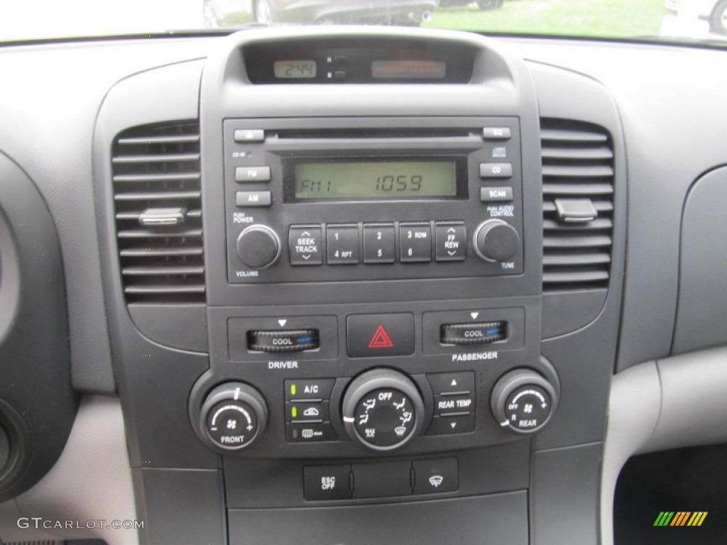 2008 Hyundai Entourage GLS Controls Photo #68947857