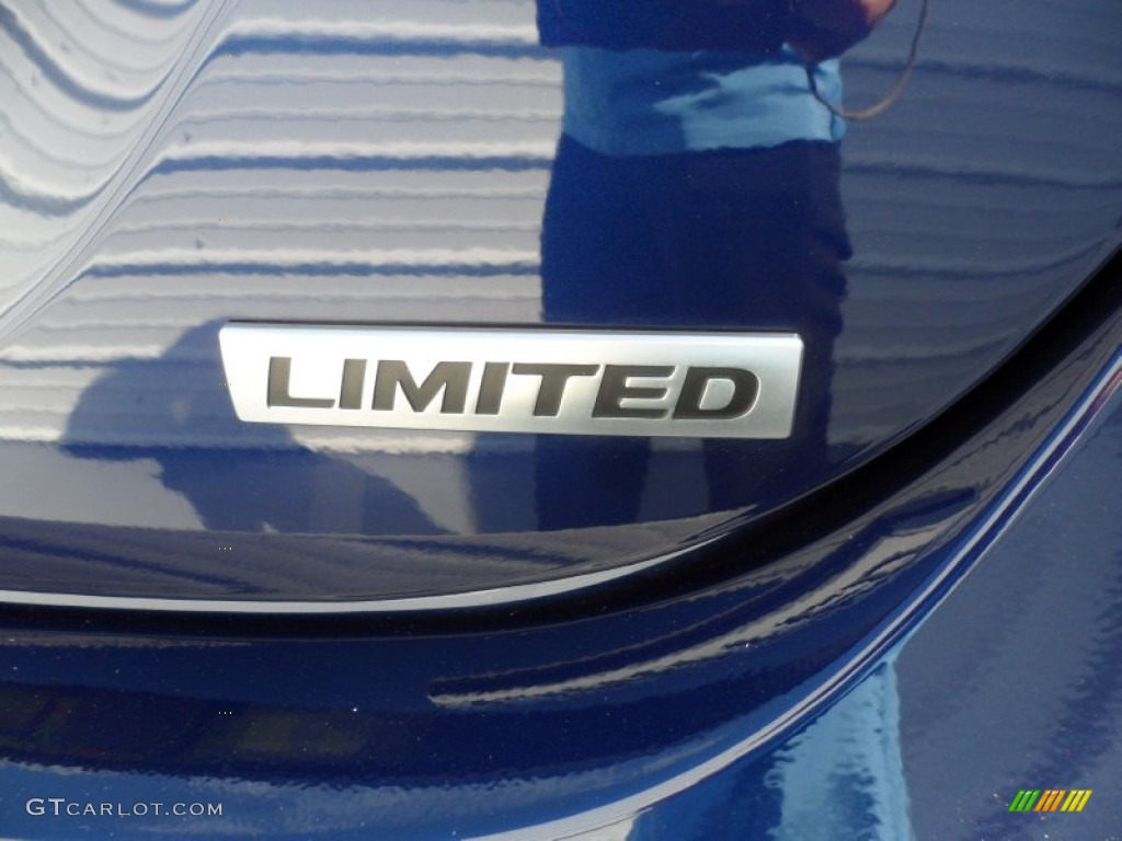 2012 Hyundai Elantra Limited Marks and Logos Photos