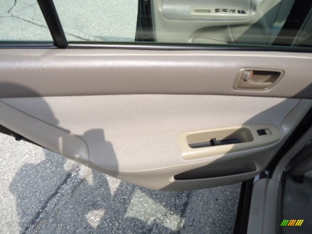 2004 Camry LE - Black / Taupe photo #13