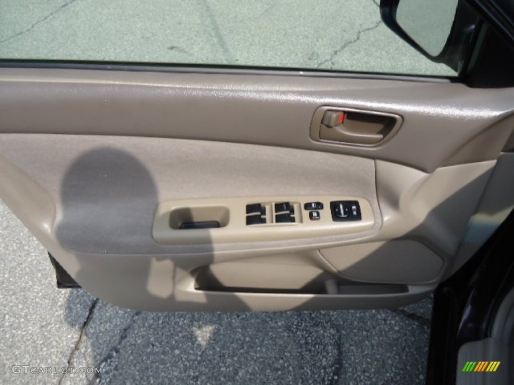 2004 Camry LE - Black / Taupe photo #14