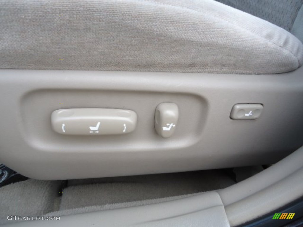 2004 Camry LE - Black / Taupe photo #15