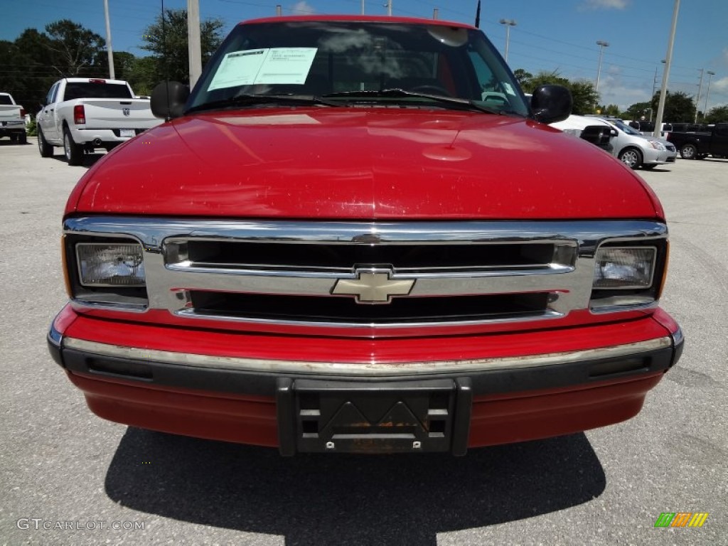 1994 S10 LS Regular Cab - Bright Red / Gray photo #12