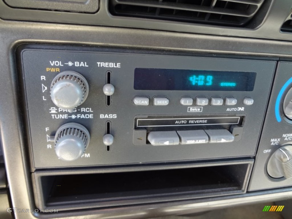 1994 S10 LS Regular Cab - Bright Red / Gray photo #19