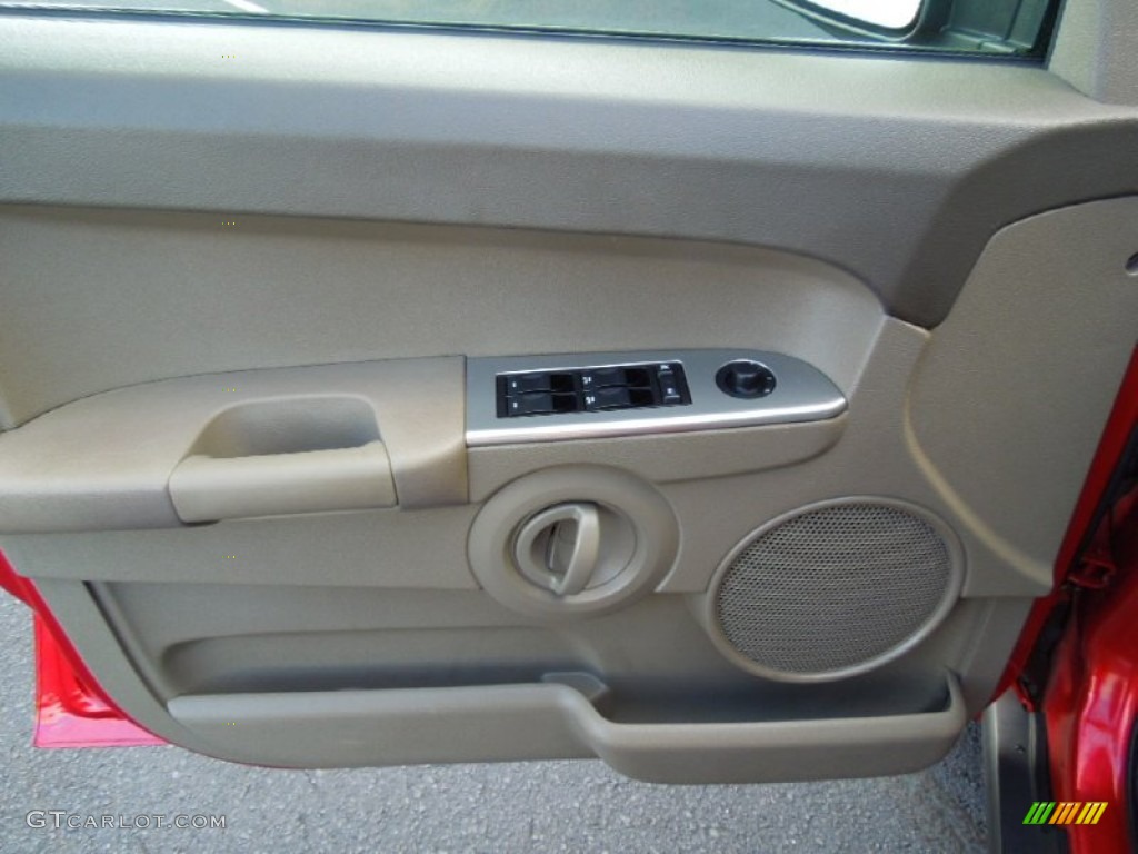 2006 Jeep Commander 4x4 Khaki Door Panel Photo #68989792