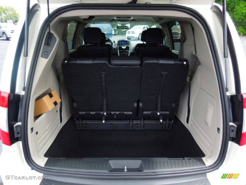 2012 Chrysler Town & Country Touring - L Trunk Photo #68990605