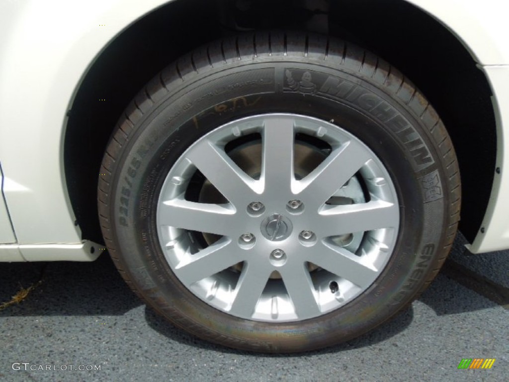 2012 Chrysler Town & Country Touring - L Wheel Photo #68990659