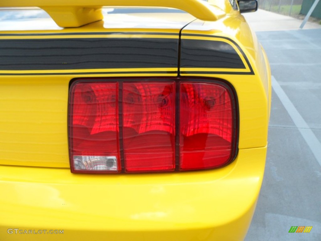 2006 Mustang V6 Deluxe Coupe - Screaming Yellow / Dark Charcoal photo #16