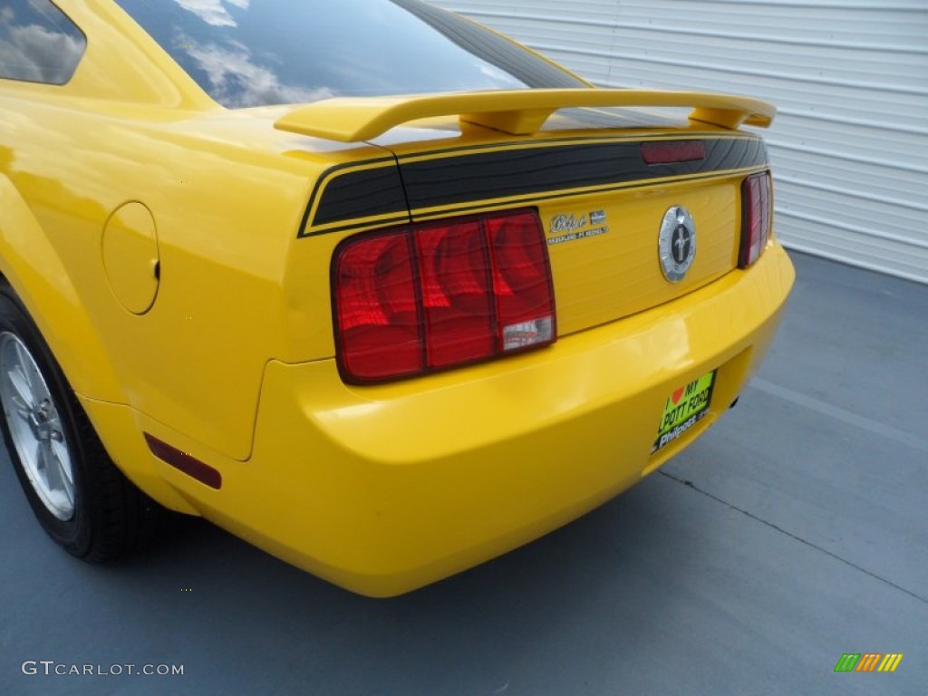 2006 Mustang V6 Deluxe Coupe - Screaming Yellow / Dark Charcoal photo #19