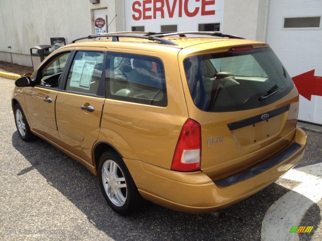 2001 Focus SE Wagon - Jackpot Gold Metallic / Medium Graphite Grey photo #4