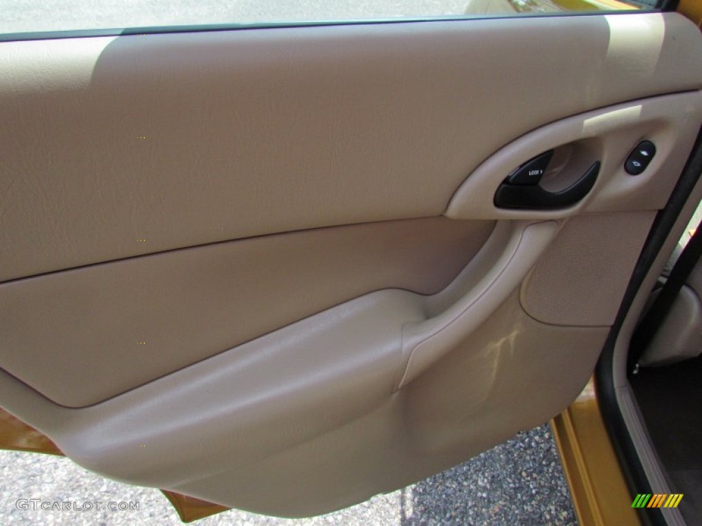 2001 Focus SE Wagon - Jackpot Gold Metallic / Medium Graphite Grey photo #9